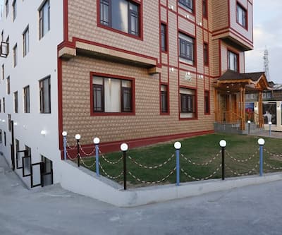 https://imgcld.yatra.com/ytimages/image/upload/t_hotel_yatra_city_desktop/v1449738509/Domestic Hotels/Hotels_Srinagar/Hotel Shefaf/Outside_View.jpg